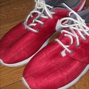 Red roshe mike sneaker boys size 4.5 women’s 6